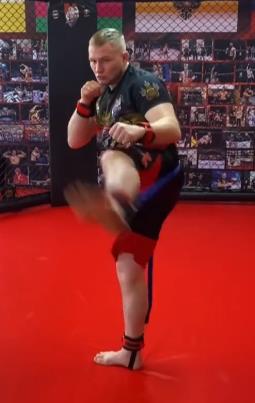 Артем Фролов тренируется с тренажером для единоборств Fight Belt